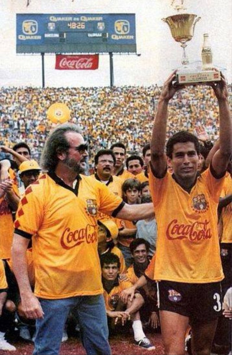 MauricioOrtegaE's tweet photo. En los 80's y 90's #BSC tuvo 2 duplas de centrales como #AlfredoDeLosSantos y #HolguerQuiñónez y Pedro @monchomonzon y @jimmy_montanero respectivamente, con quienes el #Ídolo jugó semifinales de #Libertadores ¿Cuál fue mejor? RT #DeLosSantosYQuiñónez o Me Gusta #MonzónYMontanero https://t.co/oVjbxoXFN2