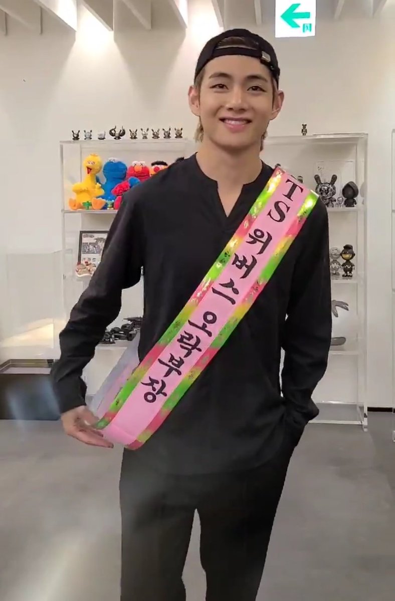 taebokkiii's tweet photo. Taehyung finally got his weverse award!!! 🥳🎊 Look at that innocent happiness 🥺💜 https://t.co/fkq0y4VlgB