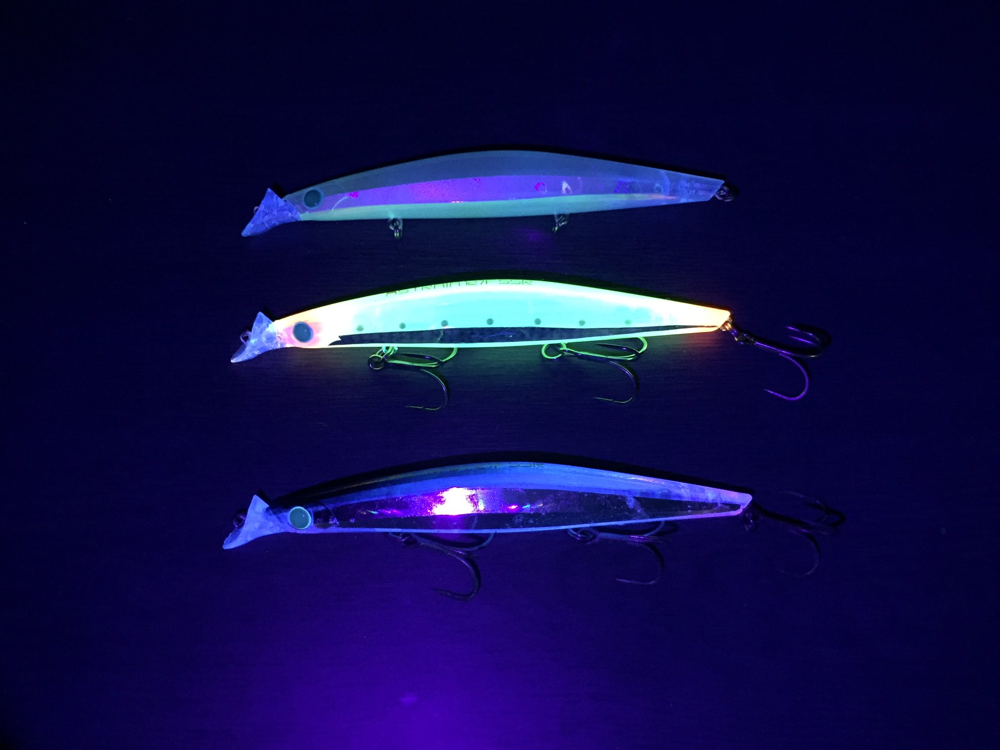 栗原 隆 釣りキチ隆 ルアーにライトを照らしてみる 1 Led 2 ブラックライト 3 ブラックライト カメラ側で光量調整 4 ライトなし このクリアチャート よく紫外線発光しますね 釣り ルアー シーバス ヒラスズキ ライト ブラックライト