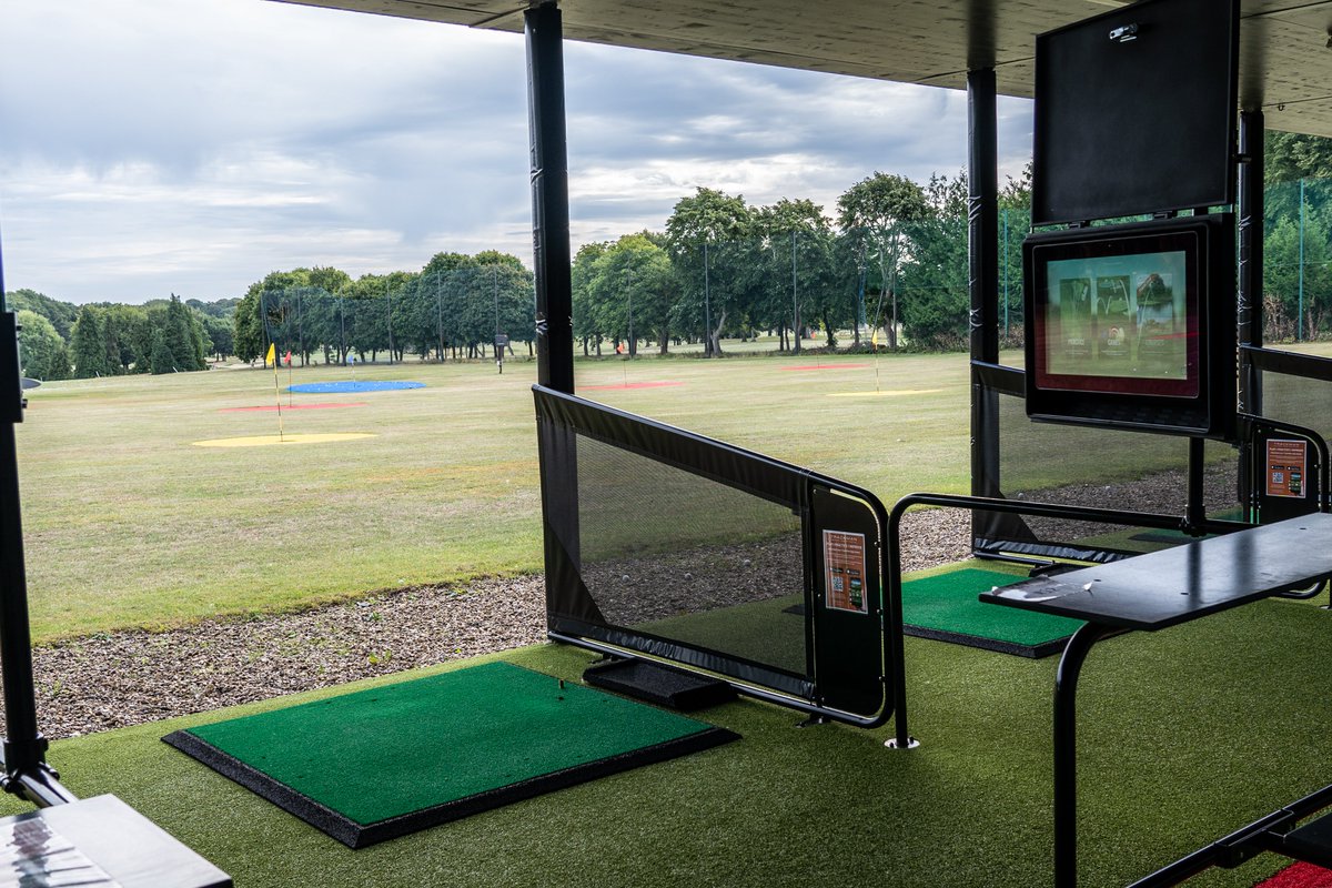 TrackmanGolf's tweet image. New TrackMan Range facility: 
@HoebridgeGolf, 27 bays, and two VIP hitting bays.
All bays fully equipped with TrackMan Range and large touch screens showing the 3D mapped range environment, ready to play, and practice.
#TrackManRange #UnleashYourPotential