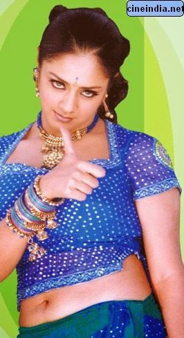 kaamaveriyan25's tweet photo. Doesnt show her navel often aana kamicha adikama iruka mudiyathu.#Jyothika 😘 https://t.co/tobu1zwtCH