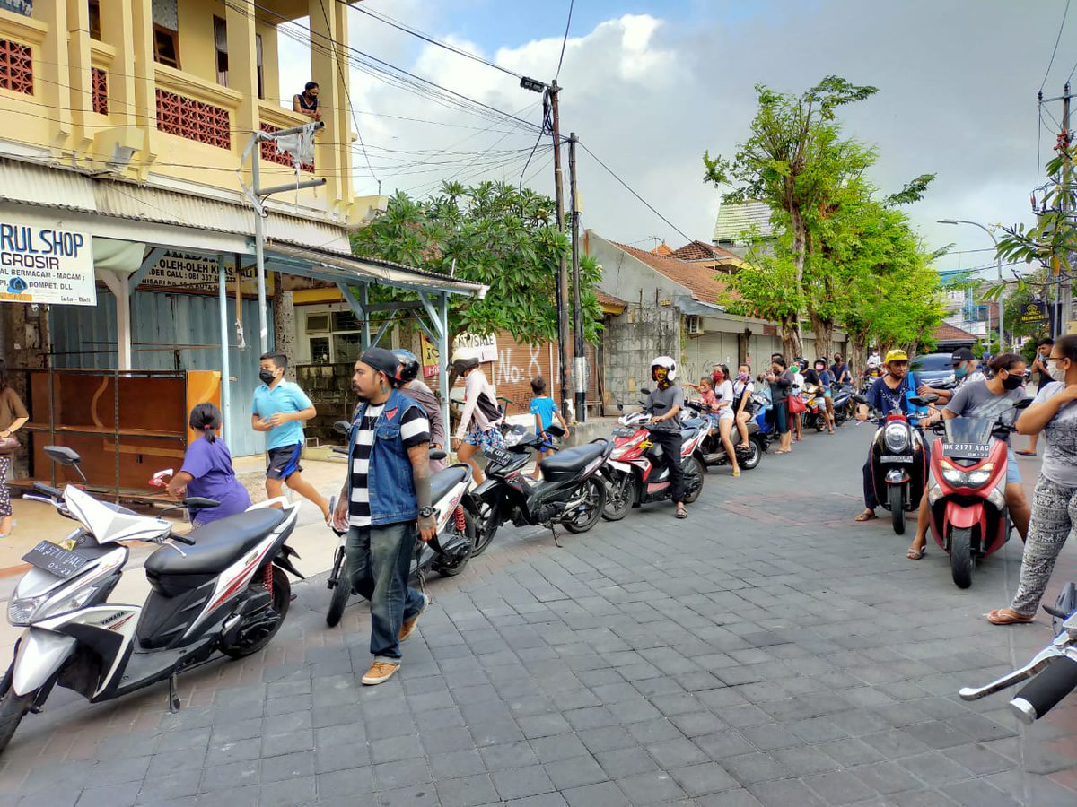 Walaupun raga mu dipenjara tapi tetap menebar kebaikan bagi warga yg membutuhkan pangan gratis yang sudah berlangsung sejak 4 juni lalu
❤️🔥
#bebaskanJRXSID
#kamiBersamaJRX