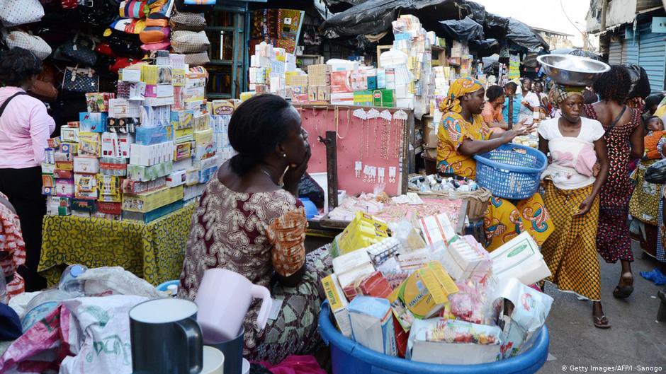 Ces « bonnes dames » ne sont pas conscientes du danger qu’elle font encourir à la population. Elles pensent surtout que si leur commerce est interdit, c’est parce qu’elle font concurrence aux pharmacies reconnues par l’état (pour des raisons commerciales et non sanitaires)