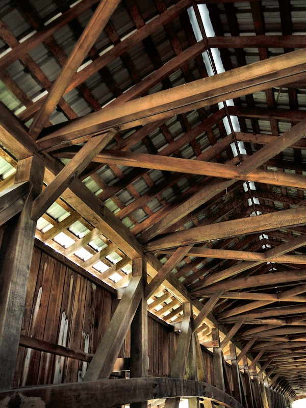 AndiFerguson1's tweet photo. #PhotoOfTheDay. This week's 2016 memory trip is sharply focused (π) on one of the 31 #CoveredBridges in #ParkeCounty, Indiana. #BridgetonMill https://t.co/Wvp90bbVn2