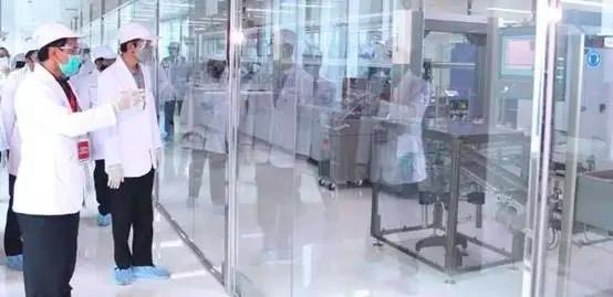 China2ASEAN's tweet image. Great progress on vaccine in #Indonesia! Pres Joko Widodo witnessed the #firstinjection of the #COVID19vaccine on 19 out of 1620 volunteers in the clinical trials ystd. The vaccine is by PT Bio Farma &amp;amp; #Chinesevaccine producer #Sinovac Biotech. Look forward to the mass production