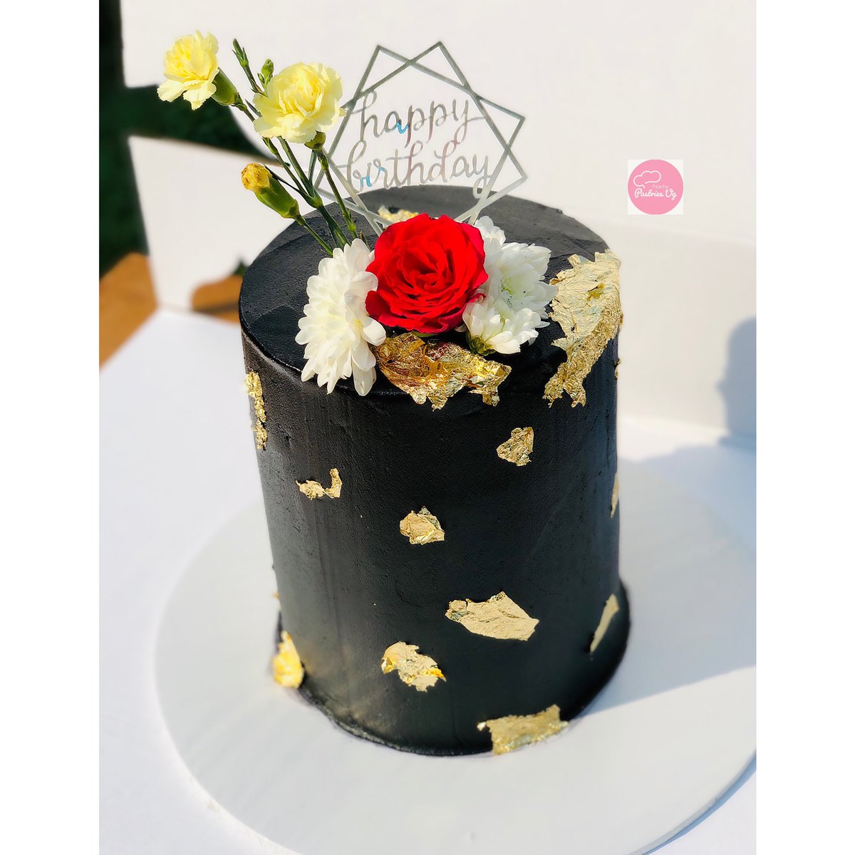 peachy_pastries's tweet photo. Today’s feature is from our Black themed cake and fresh roses collection 🖤🖤🖤🖤🌹🌹🌹🌹✨✨✨
#blackcake 
#rosescake 
#blackthemecake https://t.co/OH9H2Icroy