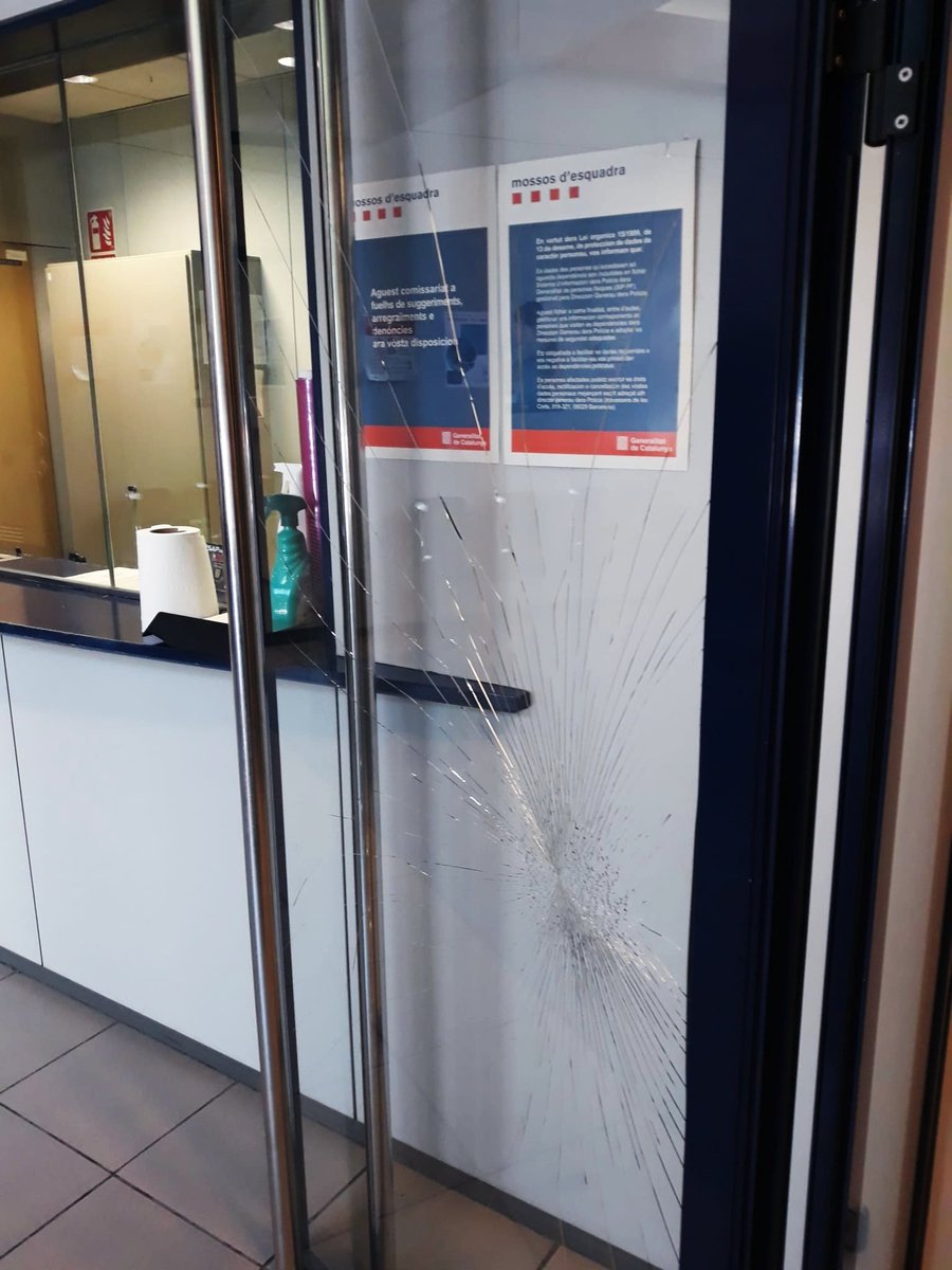 USPAC's tweet photo. L'absoluta deixadesa a les comissaries de @mossos, un exemple realitzant visita ahir a #Vielha. Aquest és l'estat en que trobem la porta de recepció,  des de desembre 2019 està així i ningún fa res, Administració segueix "teletreballant"...@interiorcat https://t.co/MI5OugKbS5