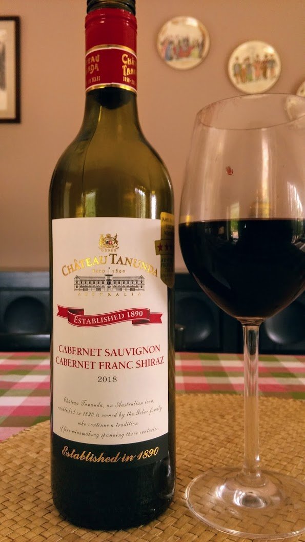 joukesp's tweet photo. #CookingLunch #TuesdayLunch #Ossobuco
Y'all want to know how it tasted? Delicious!
And what we drank with it?
Finished the grandiose L'Ove by Clos Massotte. A great Syrah from the Languedoc.
Opened up a 8.99€ Chateau Tanunda, quite decent, to please @barossagirl72. Great lunch! https://t.co/XRHszhVjWc