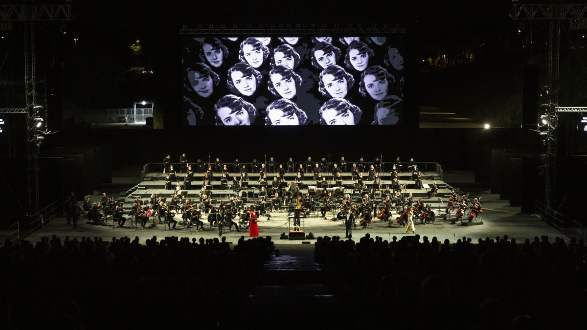OperaRoma's tweet photo. Questa sera al Circo Massimo ultimo appuntamento con ‘La vedova allegra’ di #FranzLehár eseguita in forma di concerto in lingua originale, con la direzione di #StefanoMontanari.
Progetto visivo di #GiuliaRandazzo e #GiuliaBellè di #Fabbrica
#OperaCircoMassimo #romarama https://t.co/LzatsqEtrQ