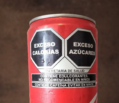 SinAzucarOrg's tweet photo. El nuevo etiquetado en México deja las cosas claras.

-Lo que dice Coca Cola: "reducido en azúcar"

-Lo que les obligan a poner: "Exceso azúcares". "No recomendable en niños"

Que tomen nota @consumogob y @agarzon https://t.co/XsNq8gDwRC