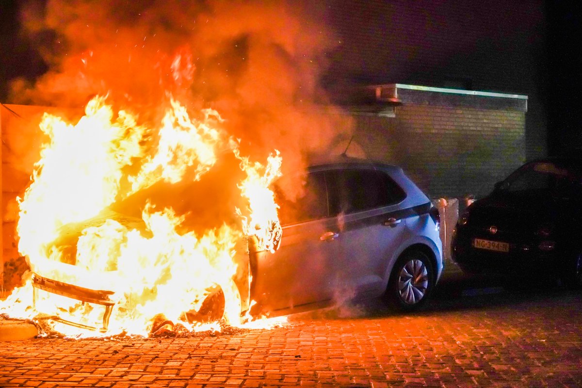 Auto door brand verwoest in #Geldrop #Autobrand #Bolsiusstraat #Brandstichting.