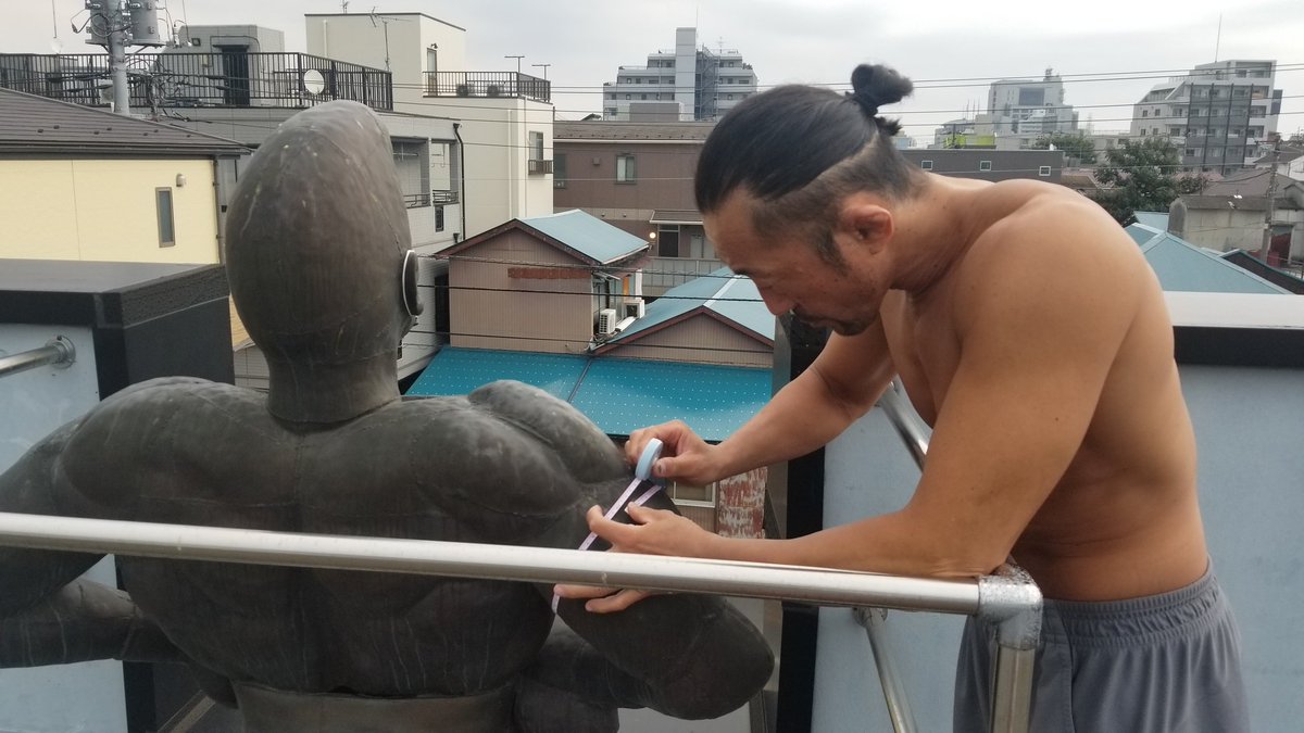 How many. centimeters the upper arm　is Takamura statue?
プレゼントクイズ。鷹村像の上腕は何センチ?正解者(複数いたら抽選)には一歩トーナメントTシャツをプレゼント!「○○センチ」とリツイートしてくださいね。※小数点以下無し
ちなみに山田代表は３８センチでした。15日夜締切です