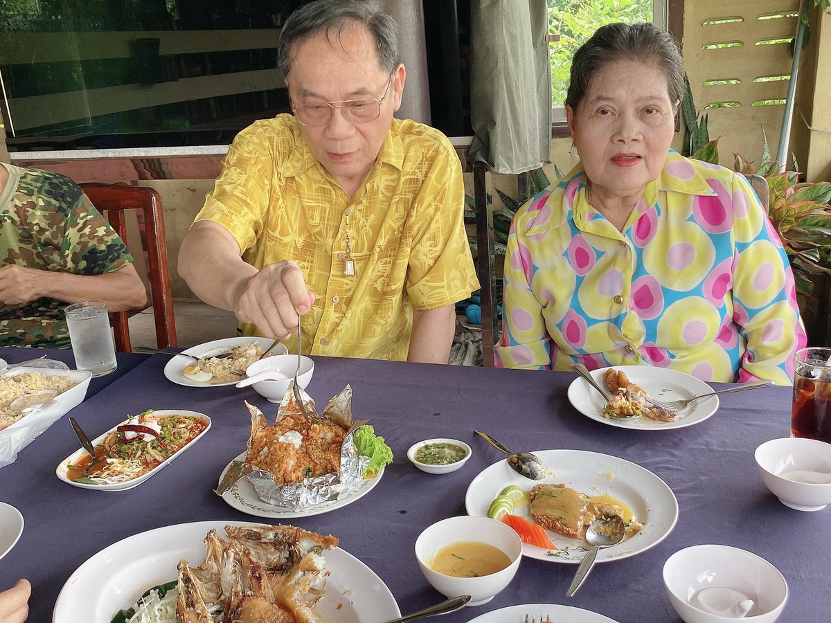 rossalux1's tweet photo. ทานข้าว #วันแม่แห่งชาติ https://t.co/4i6nW0lSJZ