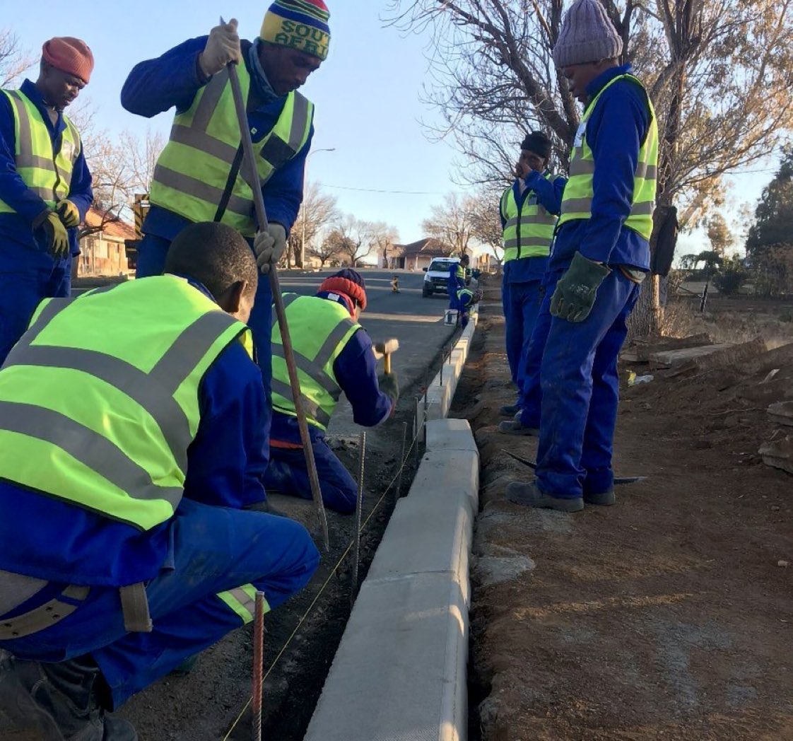 MbalulaFikile's tweet image. SANRAL’s project on the R391 in Burgersdorp prioritises road safety and creates economic opportunities for SMMEs. In total, 34 SMMEs benefitted from this project. Training was provided to SMMEs which focused on tenders and costing, fencing, guardrails, gabions and concrete works.