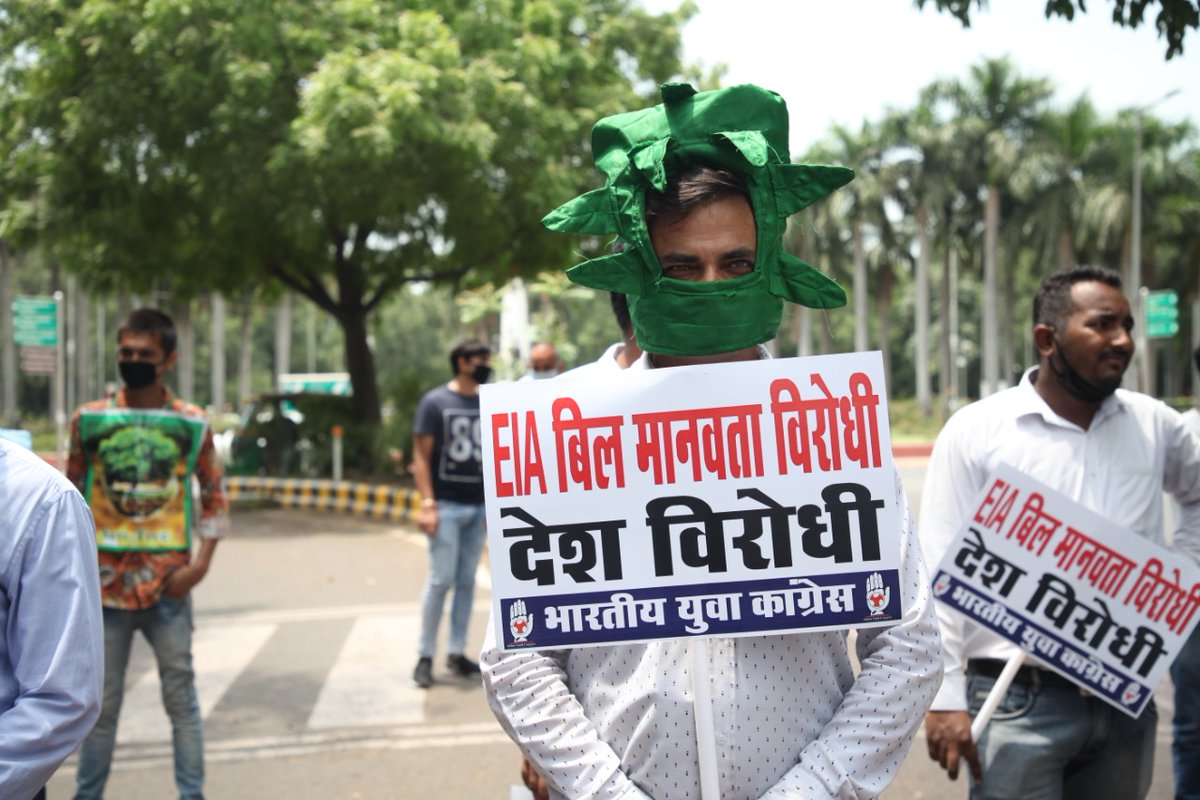 srinivasiyc's tweet photo. पर्यावरण की धज्जियां उड़ाने वाले EIA2020 ड्राफ्ट  के खिलाफ आज भारतीय युवा कांग्रेस ने पर्यावरण मंत्री श्री @PrakashJavdekar के घर के बाहर प्रदर्शन किया है,

चंद चुनिंदा उद्योगपतियों को फायदा पहुंचाने के लिए पर्यावरण के साथ खिलवाड़ बिल्कुल बर्दाश्त नही किया जाएगा । https://t.co/Vyt9oL0SL0
