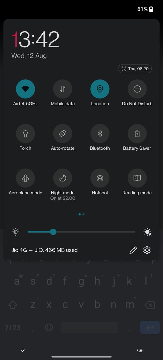 Parkyprakhar's tweet image. The dark mode isn&apos;t dark enough on the #OxygenOS11