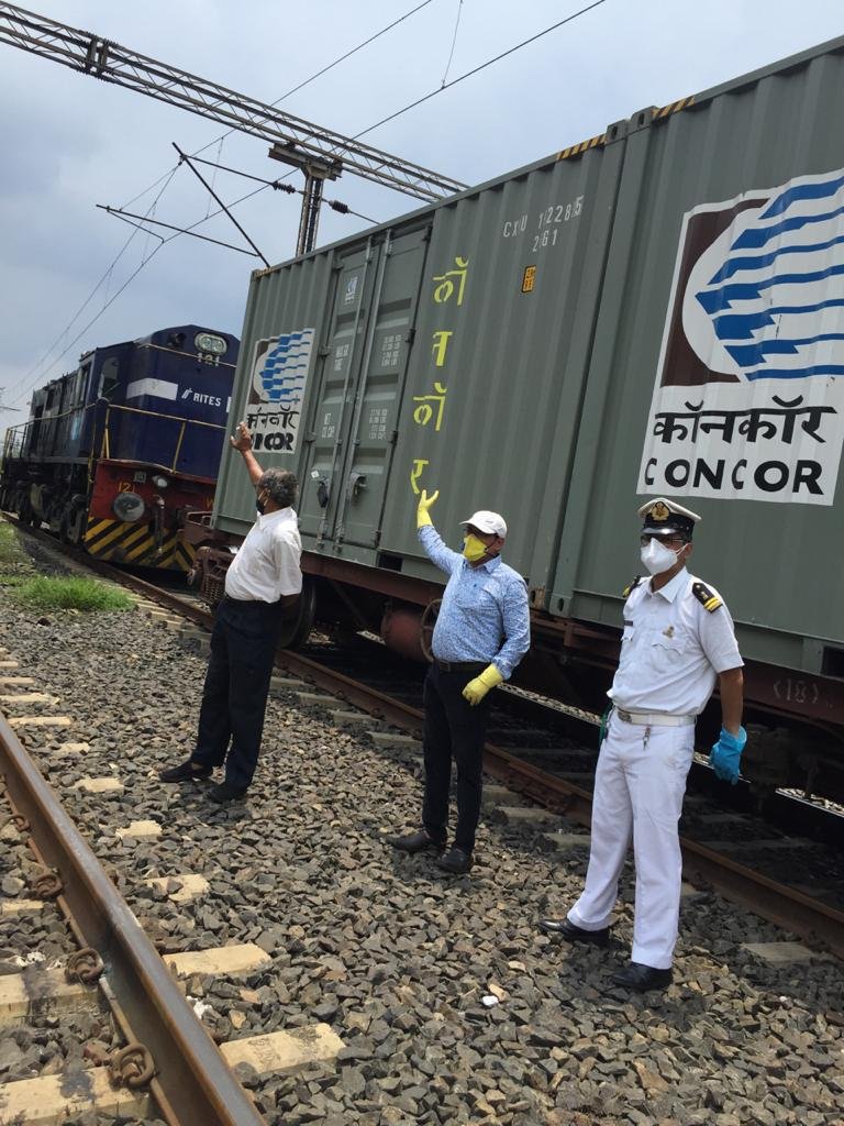 kolkata_customs's tweet photo. #IndianCustomsAtWork
Indian Customs at Kolkata in it's continued mission of facilitation of exports to Bangladesh flagged off the 2nd train carrying 30 containers today i.e.on 12/08/2020 from CFS Concor, consignments containing mainly FMCG and textile products. https://t.co/oWdm9bL67i