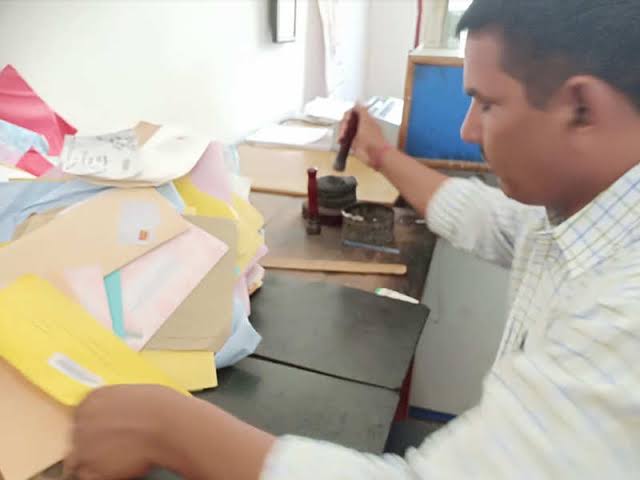 अभी कम नहीं हुआ डेरा बाबा गुरमीत राम रहीम सिंह का जलवा, डाकघर के बाहर लंबी लाइन लगाकर श्रद्धालु भेज रहे हैं जन्मदिन के बधाई ग्रीटिंग....