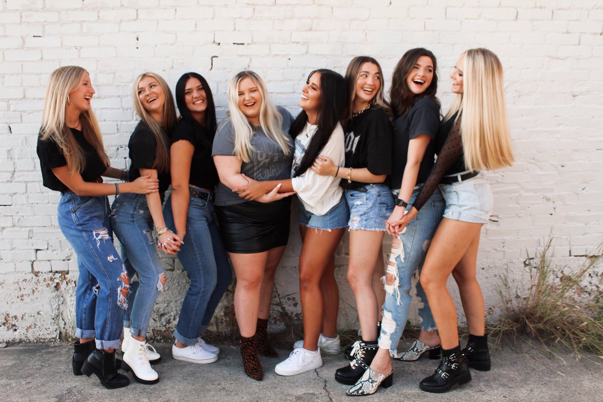 kardy_covington's tweet photo. I luv these girls omm https://t.co/fx1HeqQAn0