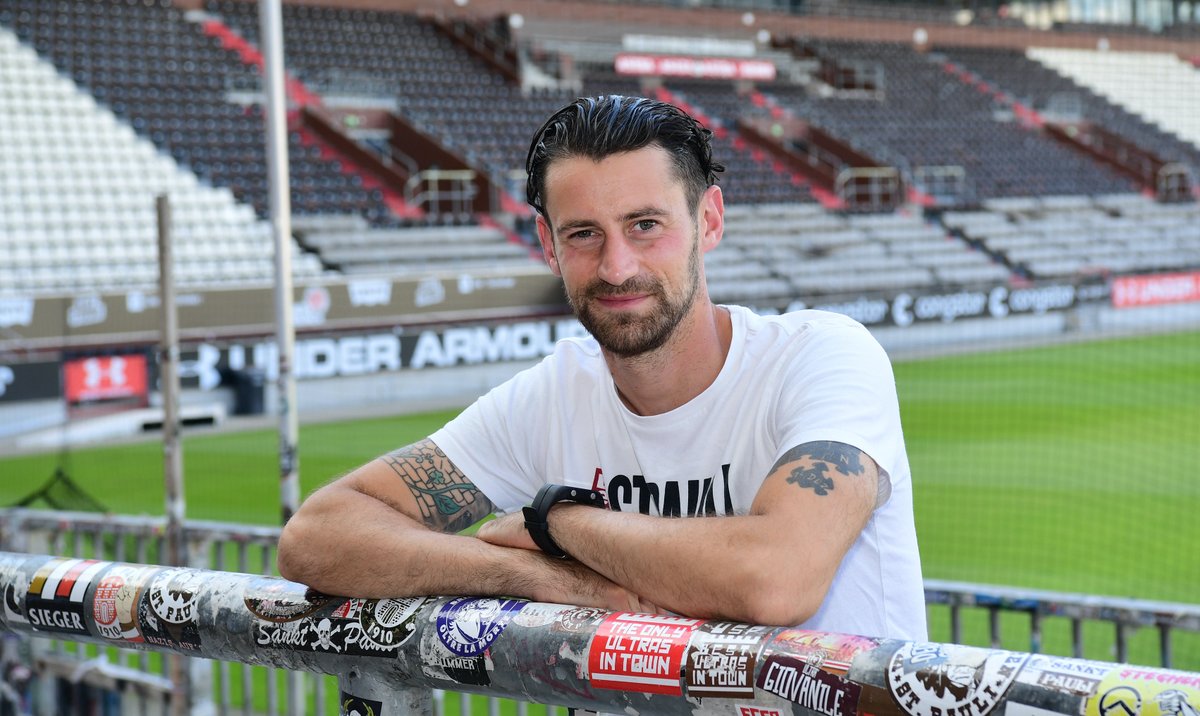 fcstpauli's tweet photo. Bei uns wechselt Jan-Philipp #Kalla als Markenbotschafter hinter den Schreibtisch, aber natürlich juckt es einen wie ihn immer noch in den Füßen:
🐌 schnürt seine Fußballschuhe noch 2⃣ Jahre für den SC Victoria Hamburg. ⚽️
Viel Erfolg bei Vicky!
#fcsp | #OLHH https://t.co/fjkYvs6sMH