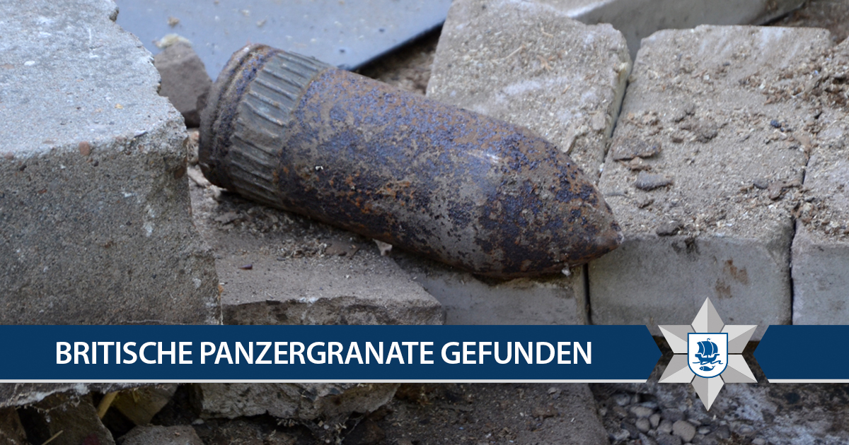 PolizeiBhv's tweet image. Gestern herrschte eine "#Bombenstimmung" in Buschkämpen. Dort hatte ein Anwohner gemeinsam mit seinen Freunden einen alten Schuppen aus seinem Garten abgerissen und dabei eine englische #Granate aus dem 2.#Weltkrieg gefunden... #Polizei #Bremerhaven 

➡️polizei.bremerhaven.de/blog-leser/bri…