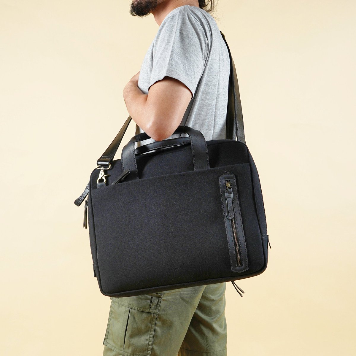 gammaraleather's tweet photo. Saragi, produk terbaru berbahan waterproof canvas dengan kombinasi kulit nappa. Hadir untuk menemani aktivitasmu yang bergaya casual.

https://t.co/gM3IRnDI6S 
#GammaraLeather https://t.co/KXRl4ENOrL