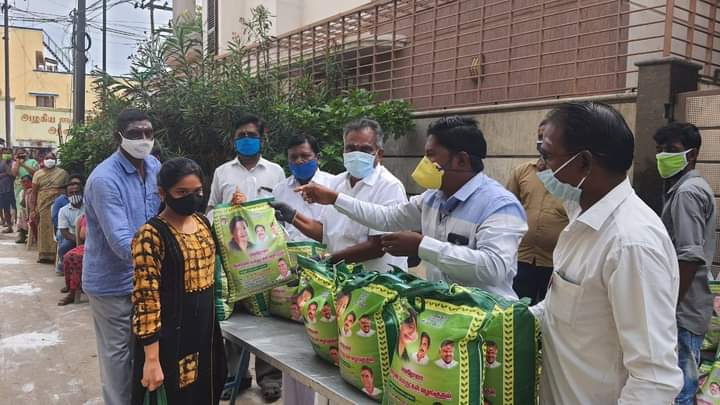 SathishkovaiIT's tweet photo. மாண்புமிகு இதயதெய்வம் புரட்சித் தலைவி #அம்மா அவர்களின் அருளாசியுடன், 

கோவை மாநகர் மாவட்டம் தெற்கு சட்டமன்றத் தொகுதிக்குட்பட்ட உக்கடம்  பகுதியில் உள்ள வார்டு எண் 85-ல் கொரோனா தொற்றால் தடை செய்யப்பட்டுள்ள பகுதியில் ( #CONTAINMENT_ZONE ) உள்ள பொதுமக்களுக்கு https://t.co/R6gH1kjsBx