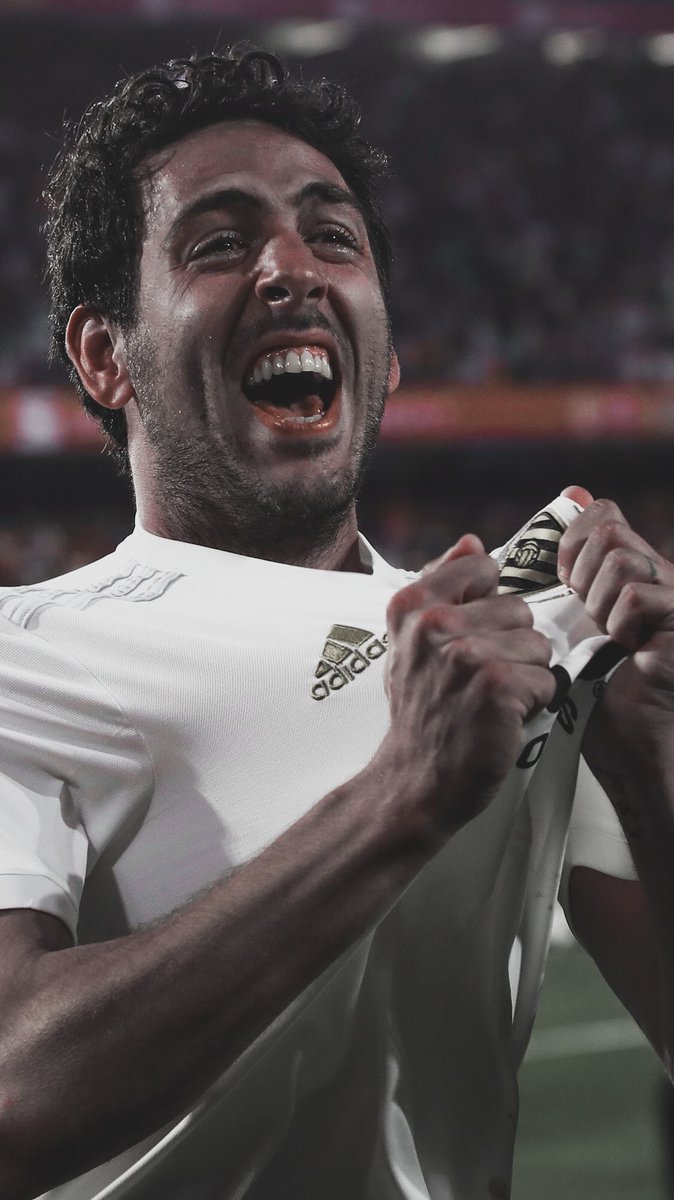 Domingortiz's tweet photo. 375 partidos con la camiseta del #VCF. Nueve temporadas defendiendo el escudo. El termómetro de Mestalla. Sin prácticamente lesiones y siempre dando la cara en el campo. Jamás se escondió. Nadie borrará al capitán de la Copa del Centenari.

¡GRACIAS eternas, leyenda! ©️🦇 https://t.co/sq5Ty2qBmS