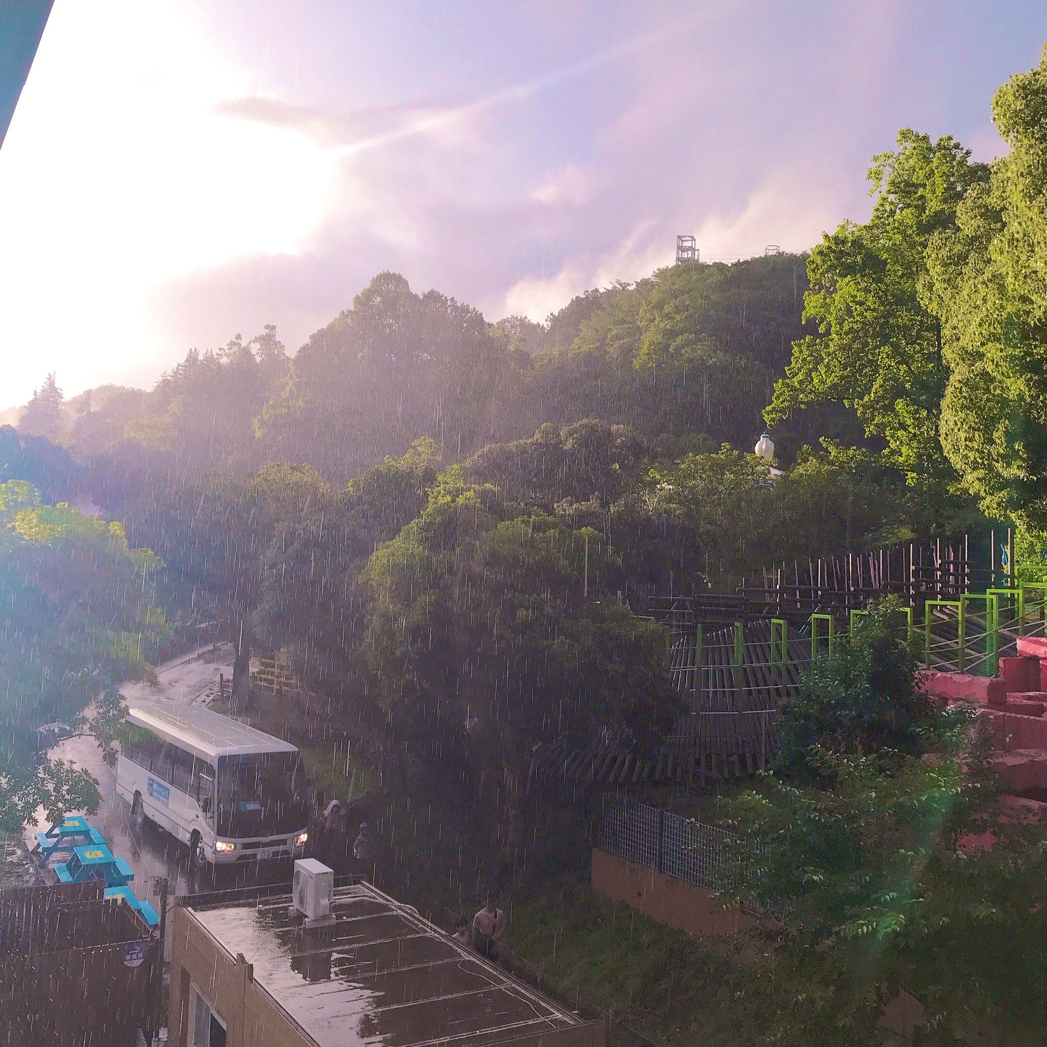 さがみ湖リゾートプレジャーフォレスト On Twitter 現在の プレジャーフォレスト 雨の後には 虹がかかるんですね まだ雨は降ってるけど 晴れてきたよ きれいな景色 夏の嵐 遊園地 相模湖 Https T Co K7ebijxmge Twitter