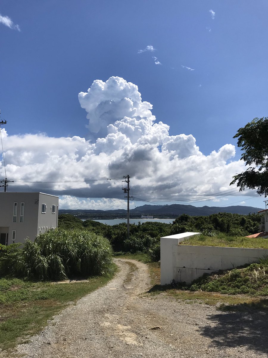 Onesuite_Group's tweet photo. 積乱雲が発達する様子。
その間約40分。
#古宇利島 #今帰仁村 #天気 https://t.co/h28ihZLfAL
