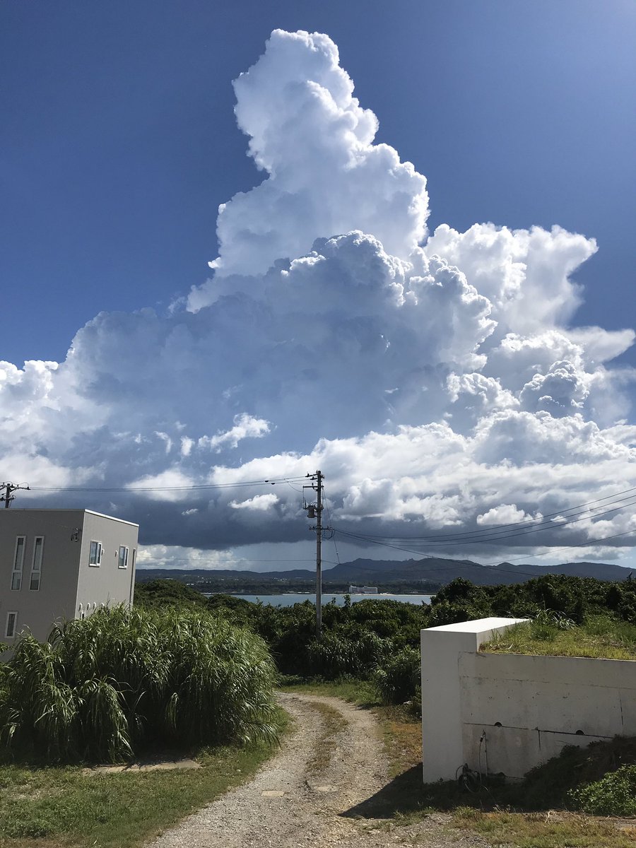 Onesuite_Group's tweet photo. 積乱雲が発達する様子。
その間約40分。
#古宇利島 #今帰仁村 #天気 https://t.co/h28ihZLfAL
