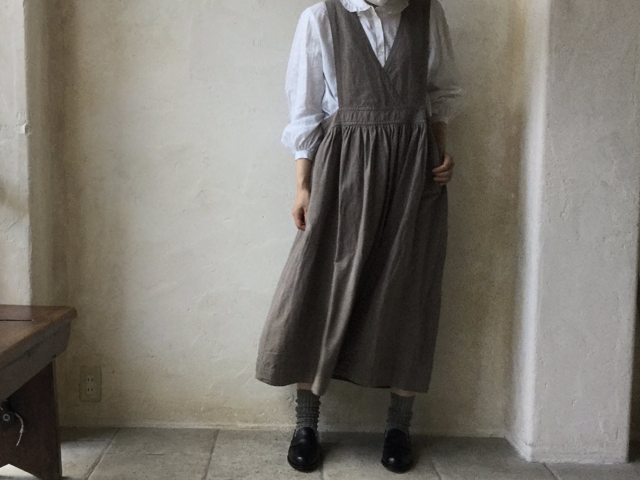 Nestrobe表参道 シルクリネンピナフォアドレス ピナフォアとは衣服の上に着るエプロンのこと 首回りはすっきりと深めのvネック ボリュームのあるブラウスとのコーディネートがおすすめです Nestrobe ネストローブ 表参道 Nestrobe表参道 シルクリネンピナフォアドレス ピナフォアとは衣服の上に着るエプロンのこと 首回りはすっきりと深めのvネック ボリュームのあるブラウスとのコーディネートがおすすめです Nestrobe ネストローブ 表参道