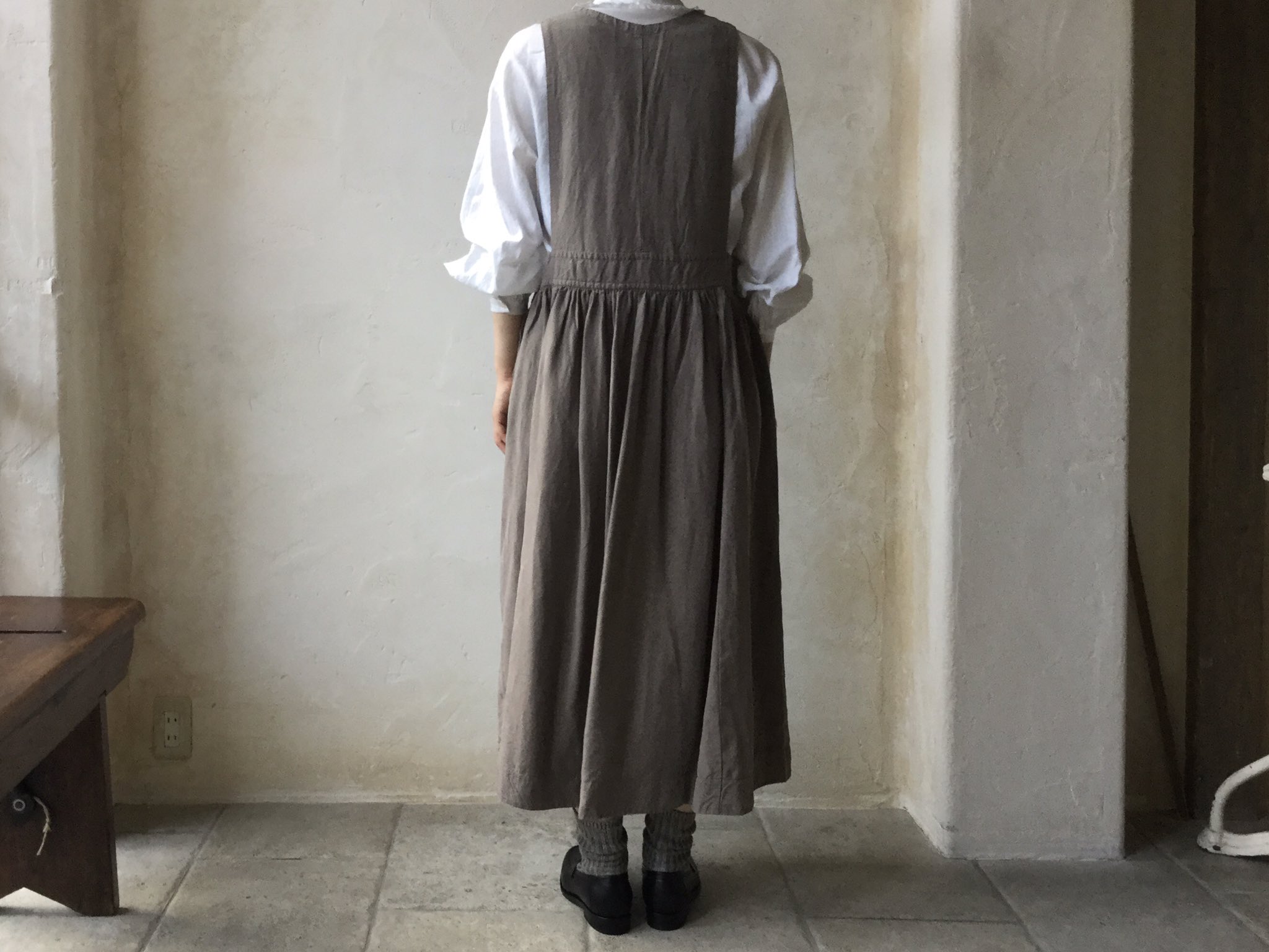 Nestrobe表参道 シルクリネンピナフォアドレス ピナフォアとは衣服の上に着るエプロンのこと 首回りはすっきりと深めのvネック ボリュームのあるブラウスとのコーディネートがおすすめです Nestrobe ネストローブ 表参道 Nestrobe表参道 シルクリネンピナフォアドレス ピナフォアとは衣服の上に着るエプロンのこと 首回りはすっきりと深めのvネック ボリュームのあるブラウスとのコーディネートがおすすめです Nestrobe ネストローブ 表参道
