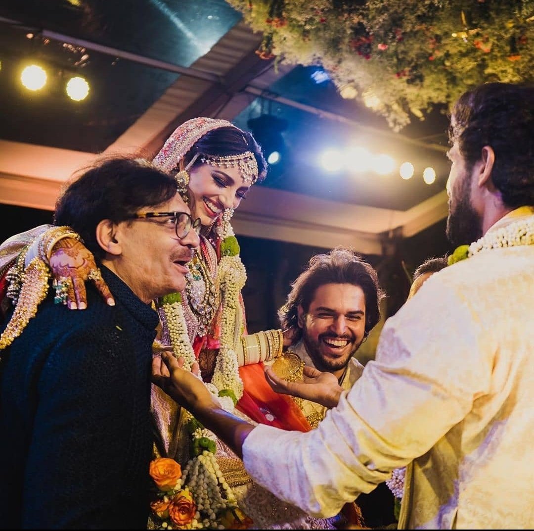 HydTimes's tweet photo. .@RanaDaggubati waiting for his bride #MiheekaBajaj with open arms 😍 quite literally ✨ 💖

#RanaDaggubati #Rana #Miheeka #RanaMiheeka #RanaWedsMiheeka #RanaWedding #RanaMiheekaWedding #bajaoed #Tollywood #WeddingGoals https://t.co/xHY8Om8sXc