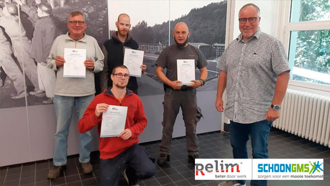 StichtingRelim's tweet image. Trots! 🙌 Werkcoach Michel van buitenploeg Relim SchoonGMS Parkstad heeft met vijf medewerkers de cursus ‘Veilig werken langs de Weg (basis)’ succesvol afgerond. Ontzettend fijn, want de opgedane kennis komt heel goed van pas bij ons werk langs wegen. Veiligheid voor alles! 💪