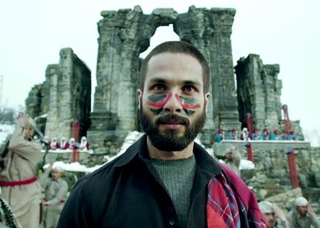 ZoomTV's tweet photo. .@shahidkapoor as #Haider gets featured in an international list of top 10 cinematic #Hamlets across the globe! Truly deserving for Kapoor to be a part of the list along with Stalwarts like #MelGibson and #EthanHawke! https://t.co/BNLc34TLrj