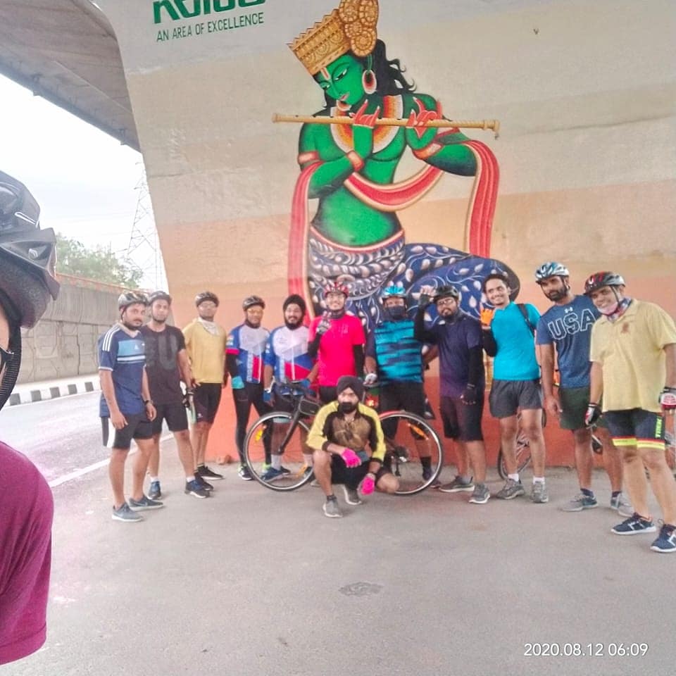 PANKAJPARASHAR_'s tweet photo. शहर को उसके नागरिक बड़ा बनाते हैं। 
जन्माष्टमी पर ग्रेटर नोएडा वेस्ट साइकलिंग क्लब ने नोएडा इस्कॉन मंदिर तक साइकिल यात्रा कर पर्यावरण संरक्षण का संदेश दिया।

एलिवेटेड रोड के नीचे भगवान श्रीकृष्ण की पेंटिंग को नमन किया। इन कलाकृतियों के लिए नोएडा अथॉरिटी भी धन्यवाद की पात्र है। https://t.co/4jgml0k3Wa