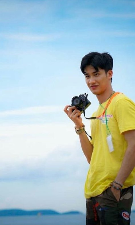 HaideDannet's tweet photo. This man never fails to capture our hearts. 
Another fan art of our Sun. Keep on shining P’Tay! 
Hope this artwork of mine brings sunshine to all Polcas and chaobans who’ll see this. Lots of Love @Tawan_V #TayTawan https://t.co/8jY2GXkexB