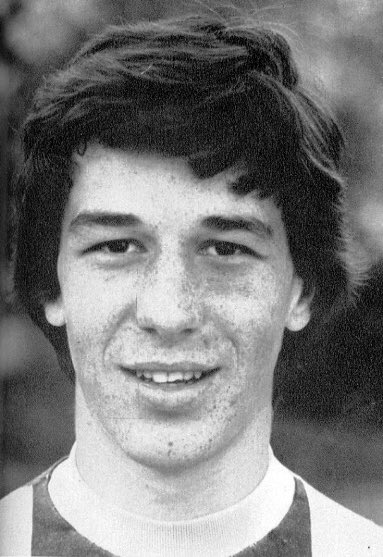 Né en 1958 dans le Piémont vers Turin, Gian Piero  #Gasperini est dès son plus jeune âge un passionné de  #football et intègre les équipes jeunes de la  #JuventusTurin à tout juste 9 ans.