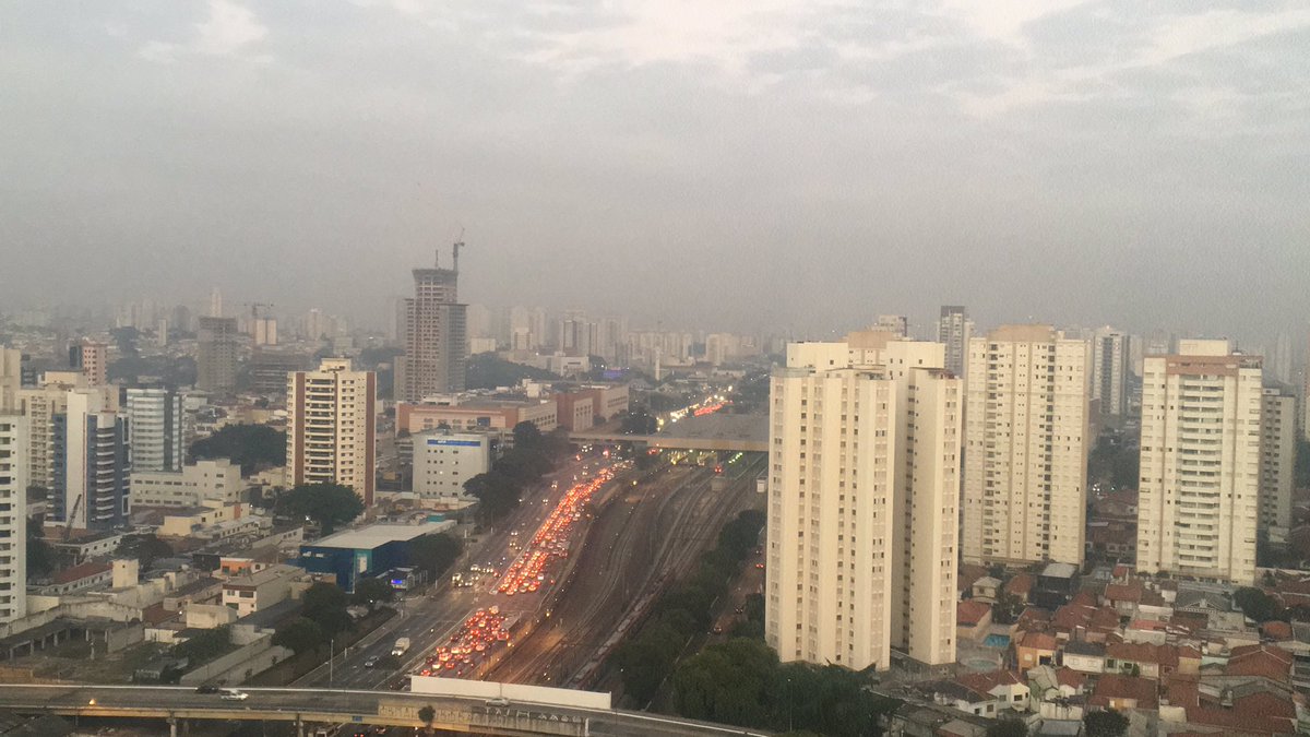 harleisc's tweet photo. #BDSP São Paulo sendo São Paulo! Chega ser bonito de olhar mas triste de viver! Radial sentido centro! https://t.co/TfUQ8RVToL