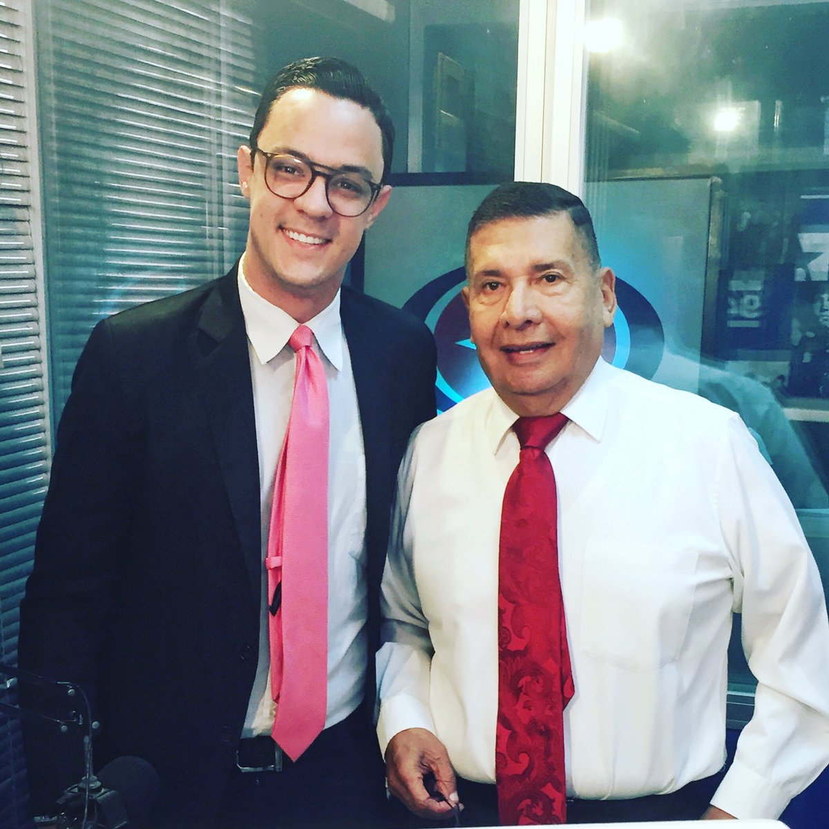 victortorrealba's tweet photo. Hoy juntamos a @victortorrealbaleal y a @carlossarda94  El Cholito Mayor con el Baby Cholito 👴🏻👶🏻
.
Gracias Carlos por darnos la oportunidad de conocerte, trabajar contigo ha sido una gran experiencia y el Madrugonazo siempre sera tu casa. 
.
Dios te bendiga Bebe Cholito https://t.co/DyKUy5GgBo