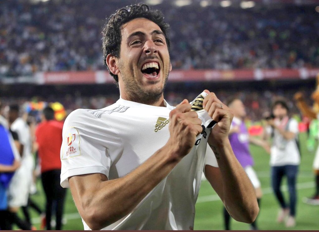 pacopolit's tweet photo. 💬 DANI PAREJO. Llegó siendo un niño. Cometió errores. Se le mató. Casi arroja la toalla. Pero perseveró. Siempre pidió la pelota. Nunca se escondió. Maduró. Dignificó el brazalete. Fue, como dijo @rly71, la historia de redención más bonita. Se va una LEYENDA, pese a quien pese🦇 https://t.co/nXuqXT33bo