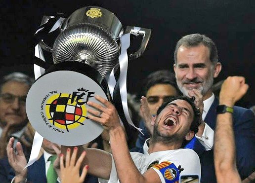 pacopolit's tweet photo. 💬 DANI PAREJO. Llegó siendo un niño. Cometió errores. Se le mató. Casi arroja la toalla. Pero perseveró. Siempre pidió la pelota. Nunca se escondió. Maduró. Dignificó el brazalete. Fue, como dijo @rly71, la historia de redención más bonita. Se va una LEYENDA, pese a quien pese🦇 https://t.co/nXuqXT33bo