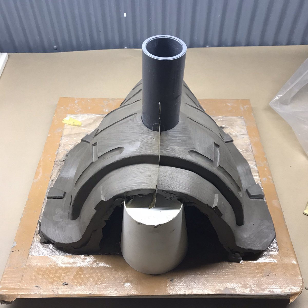 Bellworkshop ウチのマスクのsilicon Moldの歴史 マトリクスモールドと呼ばれる Frp または石膏でジャケットを作り そのジャケットと内部の原型の隙間にシリコンを流すやり方 モールドメイキングの高度な知識が必要