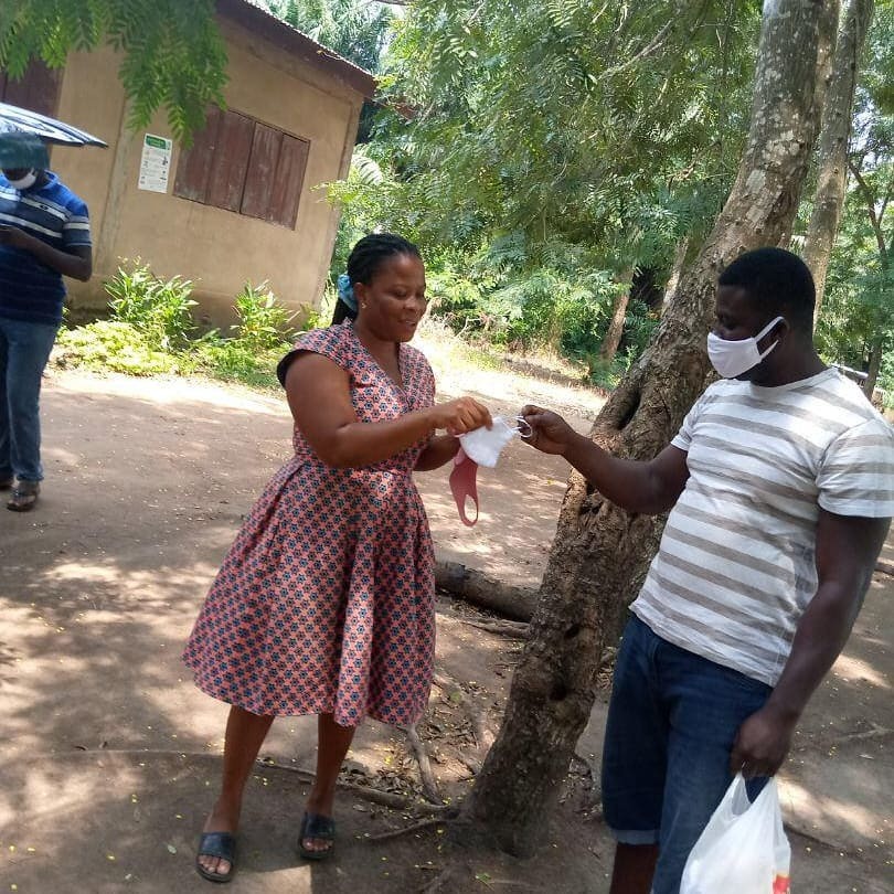 HITA_eV's tweet photo. Our official Hita-Partner named Grow Your Dream Foundation is handing out donations of protection masks to pupils of the Helekpe Junior Highschool in the Volta Region in Ghana! Thank you! - Hita eV builds up intranets and W-LANS at schools, social facili… https://t.co/K3PT9anPki https://t.co/LaTwTW0HqM
