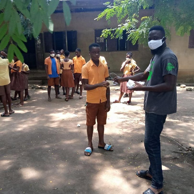 HITA_eV's tweet photo. Our official Hita-Partner named Grow Your Dream Foundation is handing out donations of protection masks to pupils of the Helekpe Junior Highschool in the Volta Region in Ghana! Thank you! - Hita eV builds up intranets and W-LANS at schools, social facili… https://t.co/RcUSYHNXxW https://t.co/79sHRJPpzs