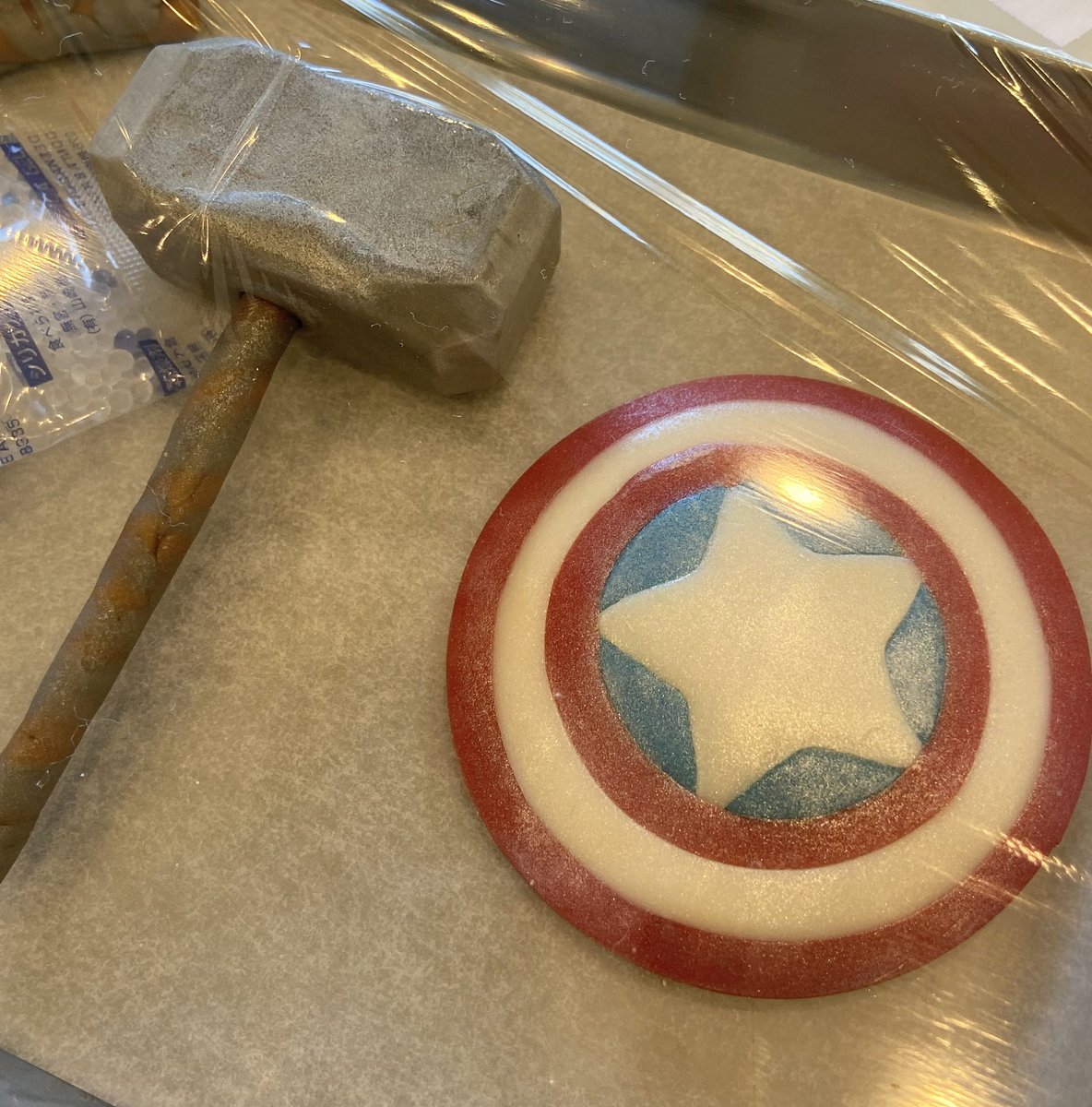 菓子工房シュクルリ Twitterren 本日の特注ケーキ アイアンマンとハルクのイラスト と キャプテンアメリカの盾 ソーのハンマー チョコで作った立体物 を乗せたmarvelキャラクターのケーキ お誕生日おめでとうございます
