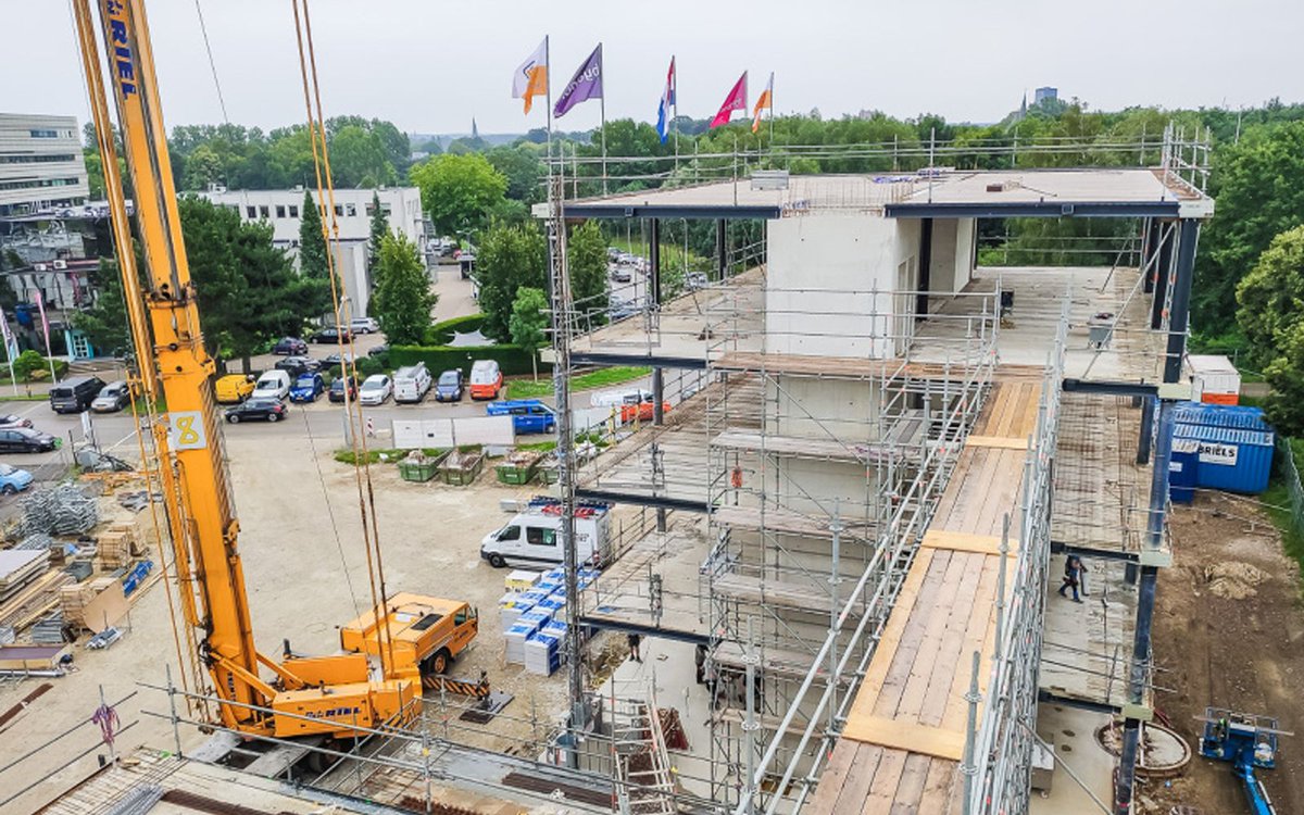 Het gaat hard met de nieuwbouw van de Fasttrack Offices van onze opdrachtgever Byondis! Voor de bouwvak bereikte de hoofdaannemer het hoogste punt. Dat voelt wel even als een extra mijlpaal!
Lees hier het hele bericht: buff.ly/2DXdASi
#architecture #Sustainability