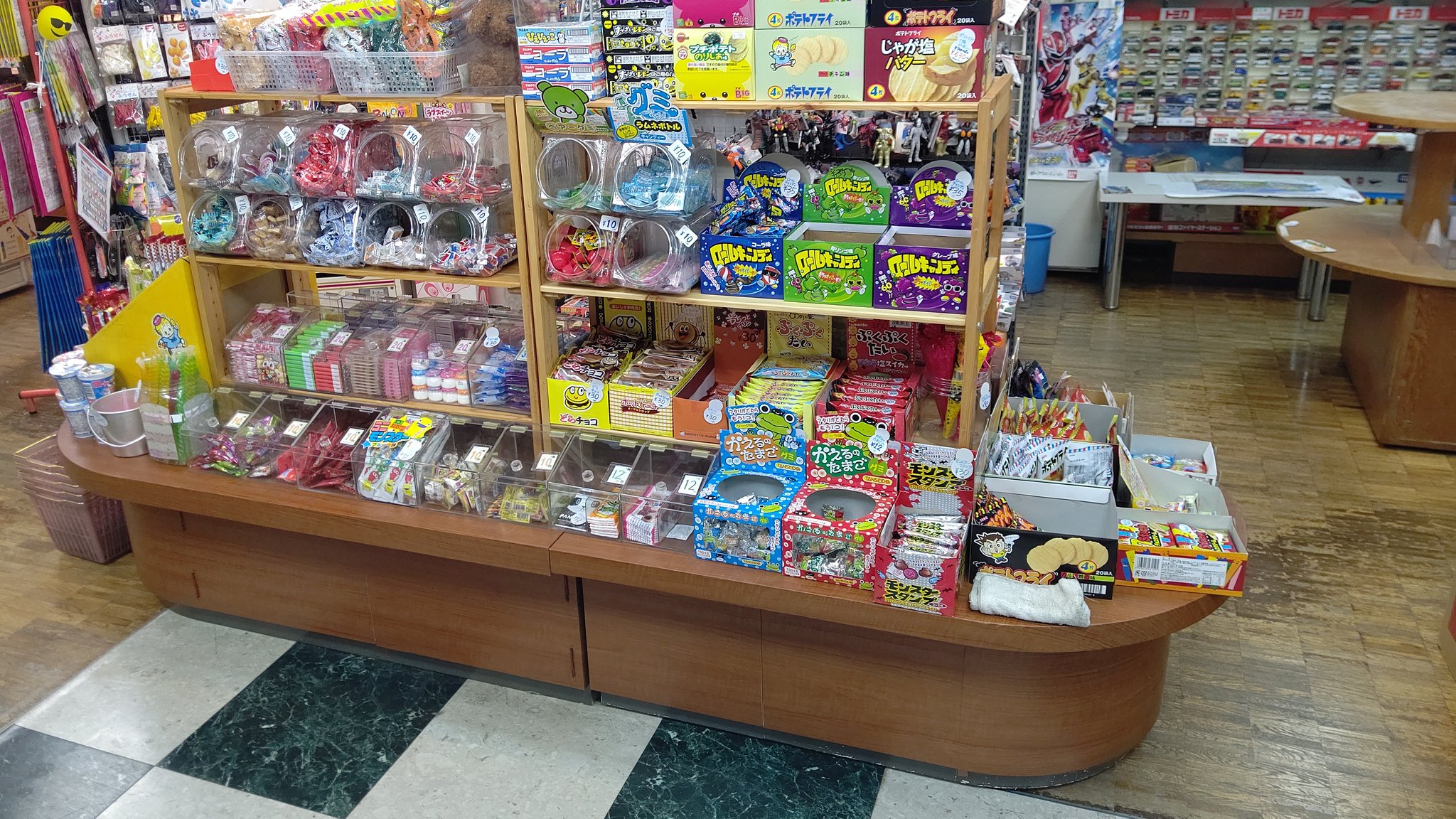 トトロ社長 おもちゃの平野 駄菓子コーナー 模様替えしました