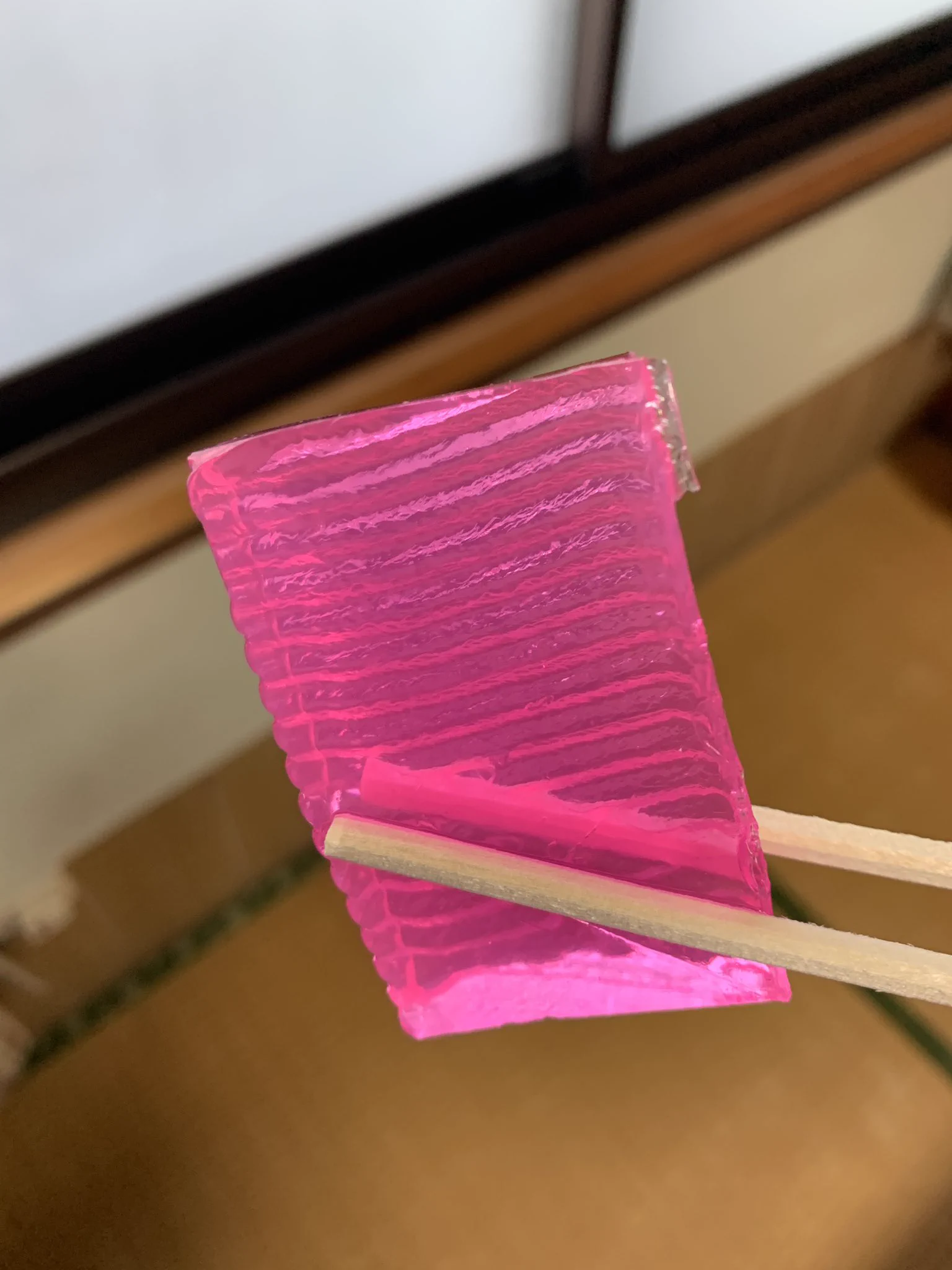 ケミカルすぎる羊羹･･･？高知県のスーパーでお寿司を買ったら普通は見かけないものが入ってた？！